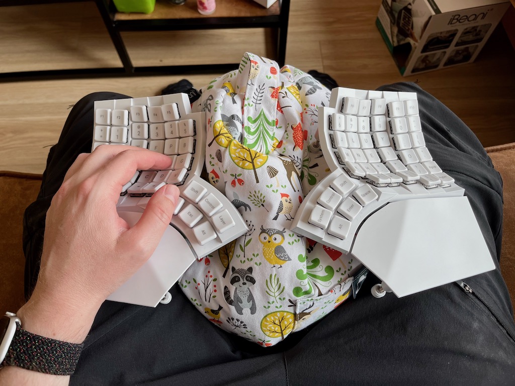 Portable Glove80 using a bean bag