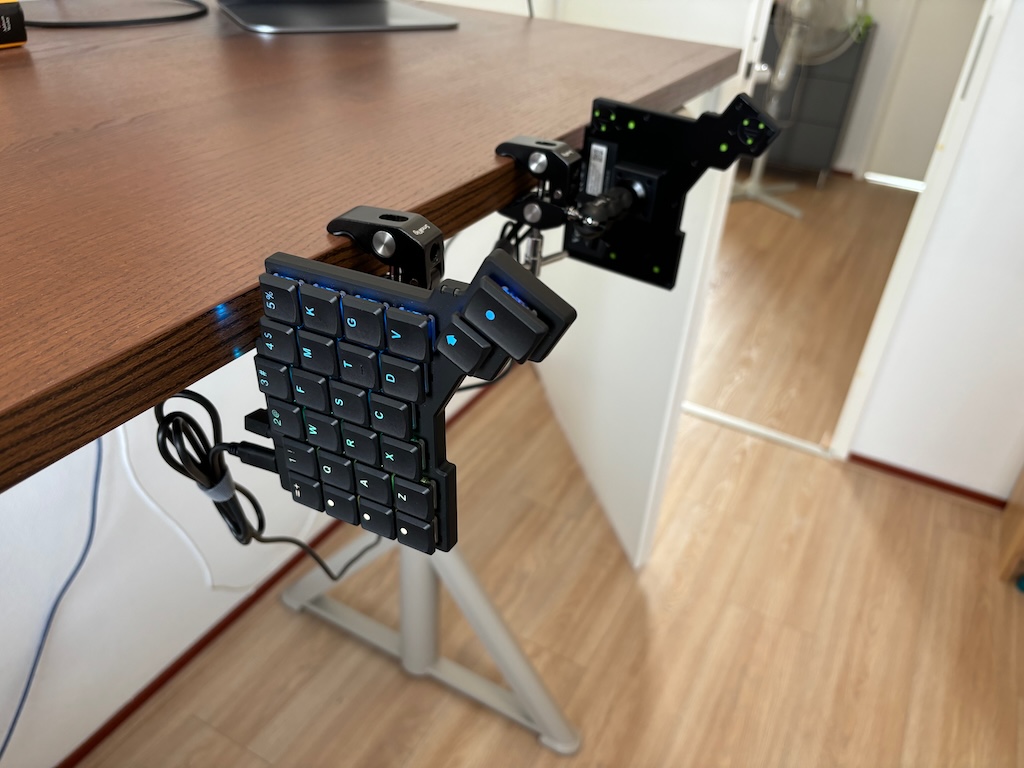 Voyager with SmallRig C-clamps, vertical mount